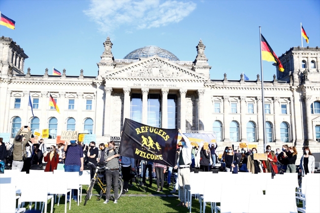 Yunanistan'daki mülteci kampındaki koşullar Berlin'de protesto edildi